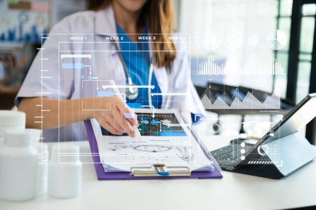 Téléchargez les photos : Femme médecin travaillant avec ordinateur tablette numérique moderne, concept de réseau médical avec des icônes virtuelles - en image libre de droit