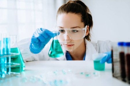 Foto de Investigadora científica que realiza un experimento en el laboratorio químico - Imagen libre de derechos