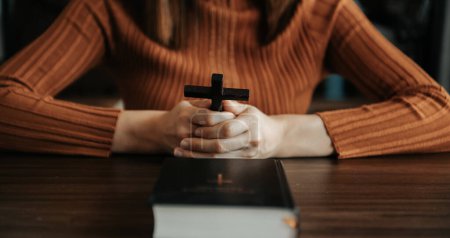 Mujer orando en la Biblia por la mañana.Mujer manos con la Biblia orando. Vida cristiana crisis oración a Dios.