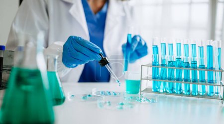 Männlicher Biotechnologe testet neue chemische Substanzen im Labor.