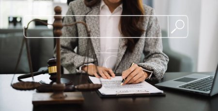 Foto de Búsqueda Navegación por Internet Data Information Networking Concept with blank search bar.justice and law concept.female judge in a courtroom with the gavel, working with laptop - Imagen libre de derechos