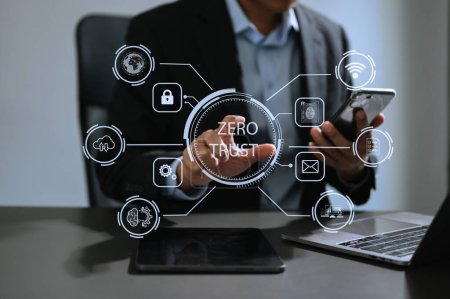 Foto de Concepto de seguridad de confianza cero, hombre usando tableta con icono de confianza cero en la pantalla virtual de la oficina de Data businesses.in - Imagen libre de derechos