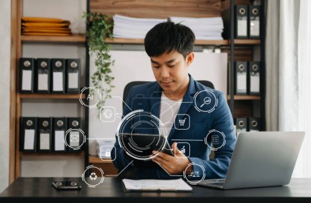Foto de Hombre de negocios que trabaja con la PC de la tableta y el ordenador portátil con el diagrama del icono VR en la oficina - Imagen libre de derechos