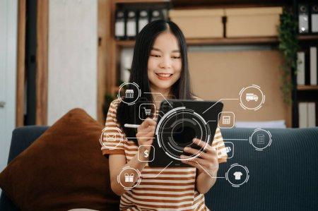 Téléchargez les photos : Femme asiatique à l'aide de tablette, Internet application sans fil icônes virtuelles - en image libre de droit
