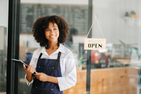 Téléchargez les photos : Startup succès propriétaire de petite entreprise femme stand dans le café - en image libre de droit
