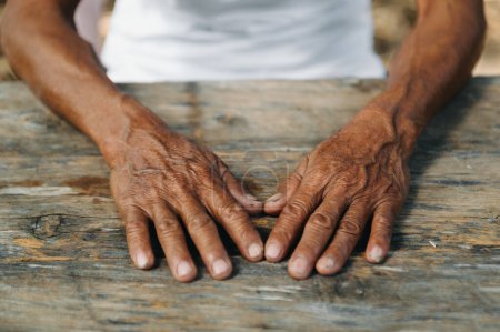 Foto de Primer plano de las manos arrugadas masculinas, viejo - Imagen libre de derechos