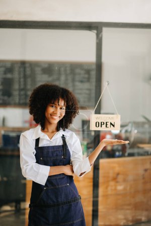 Téléchargez les photos : Startup succès propriétaire de petite entreprise femme stand dans le café - en image libre de droit