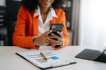 Téléchargez les photos : Femme d'affaires travaillant avec tablette numérique et smartphone avec effet couche de stratégie d'entreprise financière sur le bureau - en image libre de droit