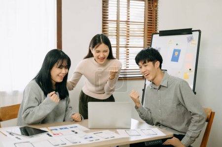 Téléchargez les photos : Des gens d'affaires asiatiques se réunissent au bureau. Remue-méninges et travail d'équipe, planification et discussion du projet - en image libre de droit