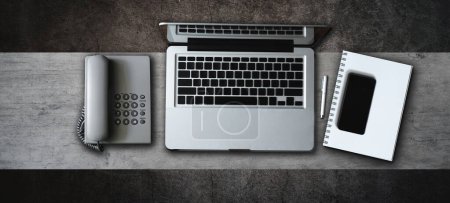 Téléchargez les photos : Trucs de bureau avec ordinateur portable, smartphone et téléphone, vue de dessus - en image libre de droit