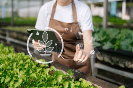 Foto de Agricultor inteligente que utiliza conceptos de aplicación por tableta, tecnología agrícola moderna e iconos visuales. - Imagen libre de derechos