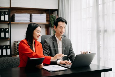 Téléchargez les photos : Des collègues d'affaires asiatiques utilisant ordinateur portable et tablette. Travail d'équipe, équipe de marketing financier, assis dans une salle de bureau moderne. - en image libre de droit