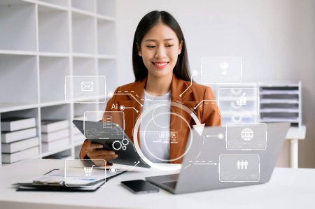 Foto de Primer plano de la mujer de negocios que trabaja con el ordenador portátil y el teléfono inteligente en el escritorio en la oficina con el diagrama de icono virtual - Imagen libre de derechos