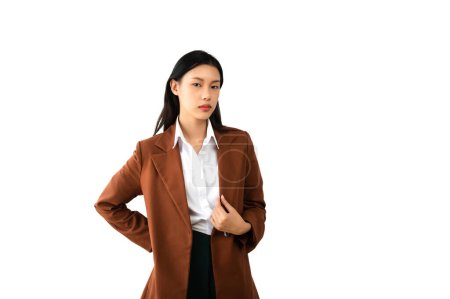 Téléchargez les photos : Portrait photo de jeune belle femme asiatique posant sur fond blanc, peut utiliser pour la publicité ou le concept de présentation de produit - en image libre de droit