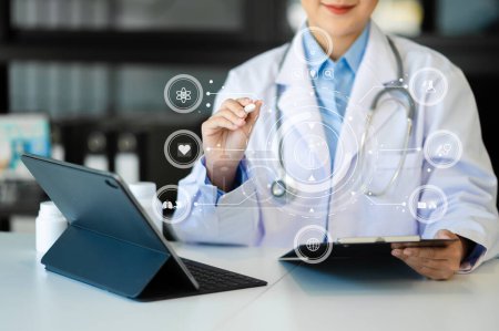 Téléchargez les photos : Healthcare and Medical business vitual graph data doctor analysant la connexion au réseau de rapports médicaux sur tablette numérique - en image libre de droit