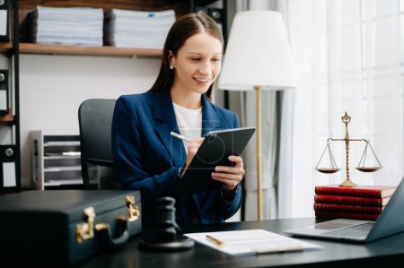 Téléchargez les photos : Femme d'affaires caucasienne travaillant au bureau avec ordinateur portable et utilisant une table numérique. - en image libre de droit