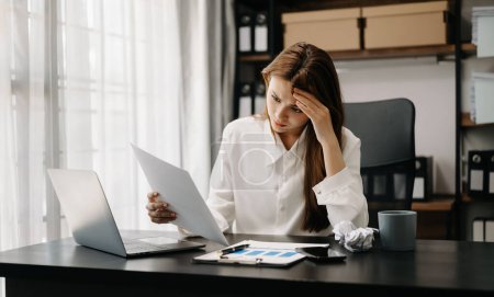 Asiatische Geschäftsfrau ist gestresst, gelangweilt und überfordert von der Arbeit am Tablet im modernen Büro.