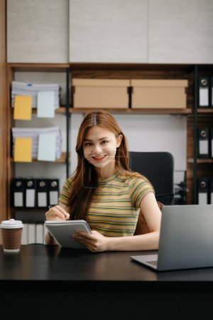 Téléchargez les photos : Business asiatique femme en utilisant tablette PC dans le bureau à la maison - en image libre de droit