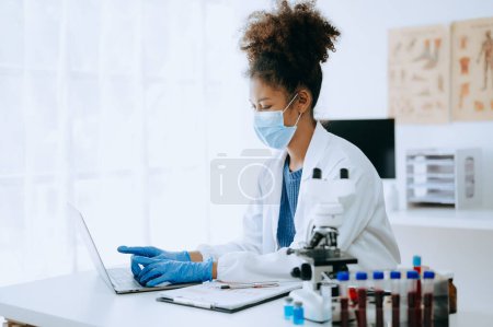 Foto de Laboratorio de investigación médica moderna. científica femenina que trabaja con micropipetas analizando muestras bioquímicas - Imagen libre de derechos