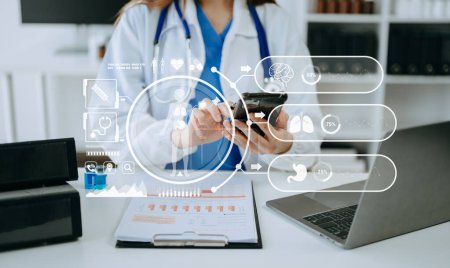 Téléchargez les photos : Examen médical et médecin analysant la connexion au réseau de rapport médical sur écran de tablette - en image libre de droit