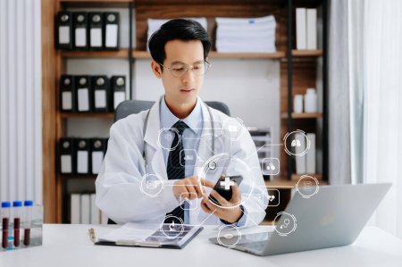 Foto de Concepto de tecnología médica, inteligente médico asiático que trabaja con el ordenador portátil moderno con su equipo icono virtual diagrama. - Imagen libre de derechos