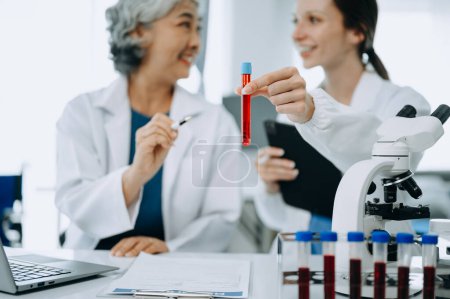 Foto de Equipo científico haciendo resultados de análisis en el laboratorio y analizando la muestra científica - Imagen libre de derechos