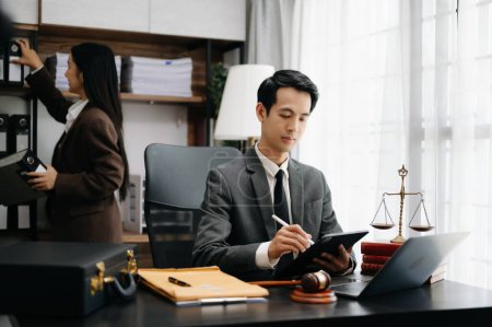 Foto de Abogado asiático trabajando con un portátil en una oficina de abogados. Concepto de servicio jurídico y jurídico - Imagen libre de derechos