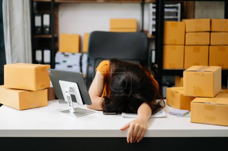 Foto de Empresaria asiática con exceso de trabajo que sufre de dolor de cuello después de un largo día en su escritorio de la oficina. concepto de síndrome de oficina - Imagen libre de derechos