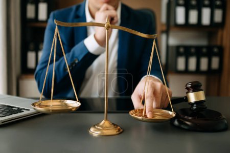 Téléchargez les photos : Avocat masculin dans le bureau avec échelle en laiton sur table en bois. concept de justice et de droit le matin ligh - en image libre de droit