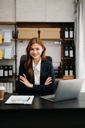 Foto de Mujer de negocios que utiliza el ordenador portátil para el informe de finanzas en un escritorio de oficina. Concepto de investigación analítica en oficina - Imagen libre de derechos