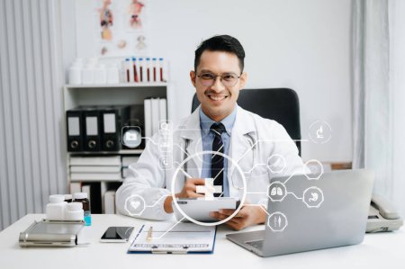 Téléchargez les photos : Concept de technologie médicale, main intelligente de médecin travaillant avec l'ordinateur portable moderne, icônes médicales sur l'écran virtuel - en image libre de droit