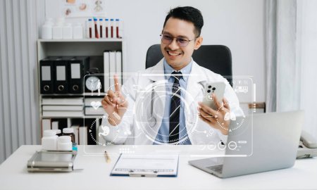 Foto de Concepto de tecnología médica, mano de médico inteligente que trabaja con la computadora portátil moderna, iconos médicos en la pantalla virtual - Imagen libre de derechos