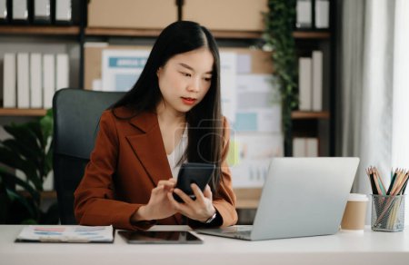 Téléchargez les photos : Femme d'affaires utilisant un ordinateur portable pour le rapport financier sur un bureau. Concept de recherche analytique au bureau - en image libre de droit