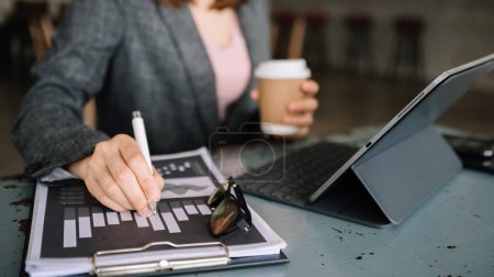 Foto de Mujer de negocios que trabaja con tableta digital con efecto de capa de estrategia de negocio financiero en el escritorio - Imagen libre de derechos