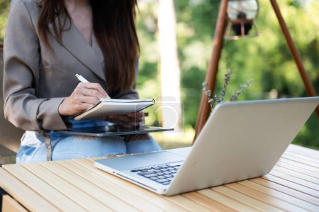 Téléchargez les photos : Femme d'affaires utilisant tablette numérique et ordinateur portable. Gros plan sur fond flou - en image libre de droit