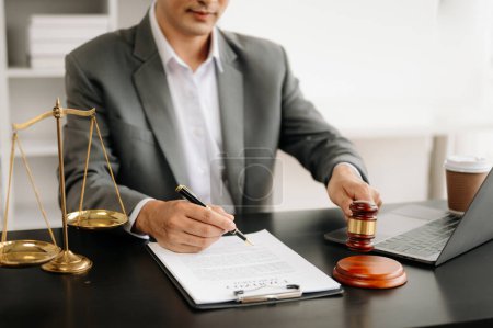 Foto de Concepto de justicia y derecho. Juez masculino en un tribunal sobre mesa negra. Abogado masculino trabajando en oficina - Imagen libre de derechos