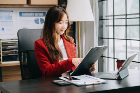 Téléchargez les photos : Confiant asiatique expert d'affaires attrayant souriant jeune femme tenant tablette numérique au bureau dans le bureau créatif - en image libre de droit