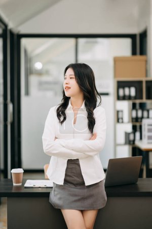 Téléchargez les photos : Entreprise moderne femme asiatique dans le bureau moderne avec espace de copie - en image libre de droit