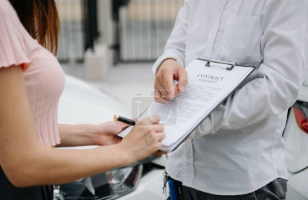 Foto de Clientes y agentes de seguros de automóviles han firmado acuerdos y documentos para reclamar una indemnización después en la carretera - Imagen libre de derechos