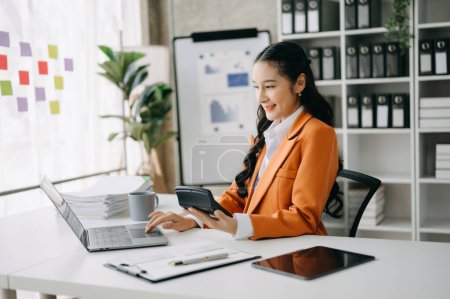 Téléchargez les photos : Femme d'affaires utilisant un ordinateur portable pour le rapport financier sur un bureau. Concept de recherche analytique au bureau - en image libre de droit