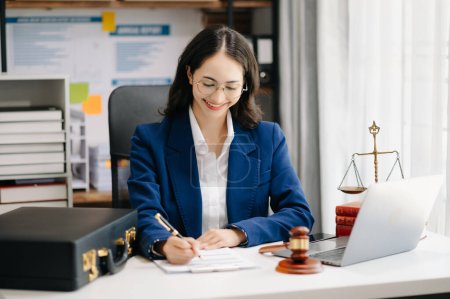 Téléchargez les photos : Belle avocate asiatique travaillant dans le bureau. Conseil justice et droit concept - en image libre de droit