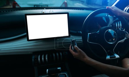 Téléchargez les photos : Moniteur en voiture EV avec utilisation isolée d'écran blanc pour GPS. Affichage de voiture avec écran blanc. équipements intérieurs de voiture modernes. Interface travailleurs et travailleurs des énergies renouvelables - en image libre de droit