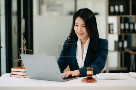 Téléchargez les photos : Avocate asiatique travaillant avec dans un cabinet juridique moderne. Concept de services juridiques et juridiques. - en image libre de droit