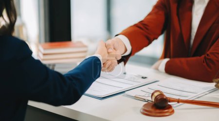 Foto de Consultation between a male lawyer and business customer, handshake after good deal agreement, Law and Legal concept.Good service cooperation in office - Imagen libre de derechos