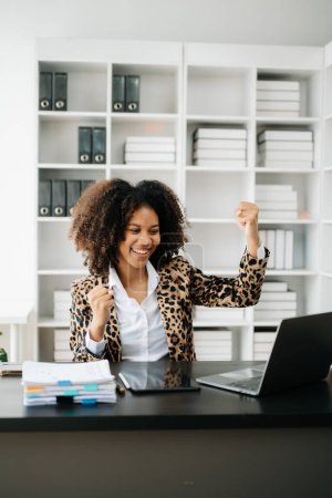Téléchargez les photos : Femme d'affaires africaine sont ravis et heureux avec le travail au bureau à domicile - en image libre de droit