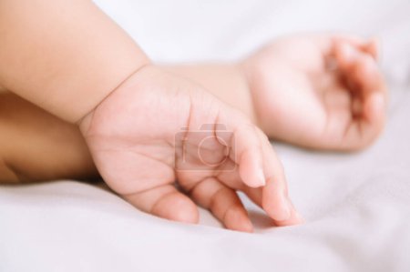 Foto de Las manos de la mujer y la mano de un niño en la cama blanca en un hospital - Imagen libre de derechos