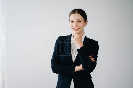 Foto de Sonriente joven mujer de negocios caucásica aislada en fondo blanco - Imagen libre de derechos