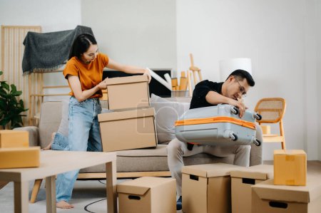 Téléchargez les photos : Jeune couple avec de grandes boîtes emménageant dans une nouvelle maison, nouvel appartement pour couple - en image libre de droit