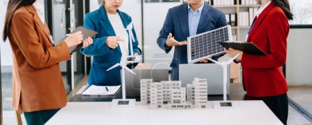 Foto de Debate entre empresarios asiáticos sobre los últimos avances en tecnología de paneles solares y Energía Solar Medio Ambiente Concepto de ciudad - Imagen libre de derechos