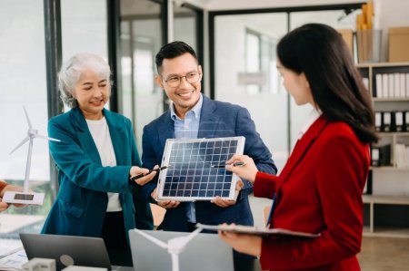 Foto de Debate entre empresarios sobre los últimos avances en tecnología de paneles solares y Energía Solar Medio Ambiente Concepto de ciudad - Imagen libre de derechos